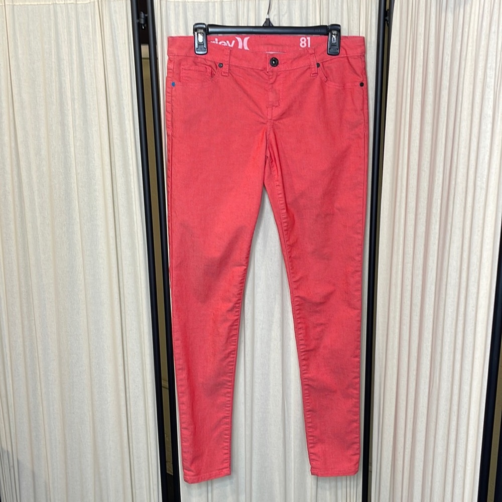 LIKE NEW! WOMENS HURLEY 81 SKINNY JEANS IN A FIRERY RED & PINK COLOR SIZE 29